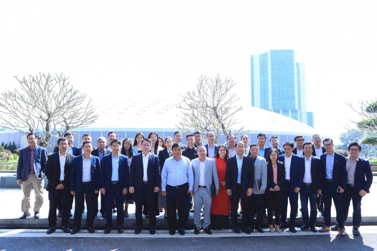 Phó Thủ tướng Chính phủ chụp ảnh lưu niệm với các chuyên gia của năm Mạng lưới Đổi mới sáng tạo phục vụ phát triển các ngành công nghệ chiến lược Phó Thủ tướng Chính phủ chụp ảnh lưu niệm với các chuyên gia của năm Mạng lưới Đổi mới sáng tạo phục vụ phát triển các ngành công nghệ chiến lược